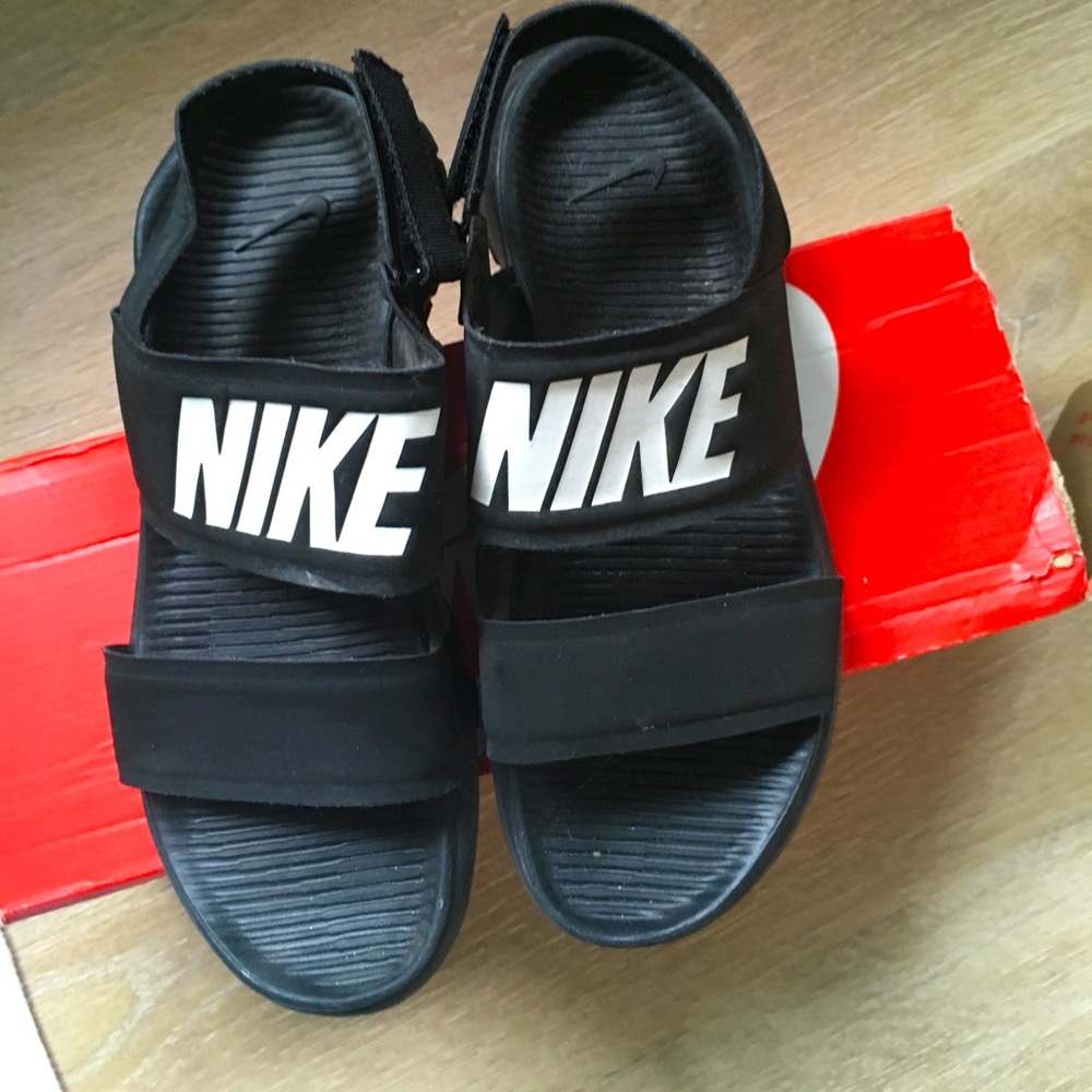 VGUC Nike size 7